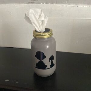 Facial tissue holder